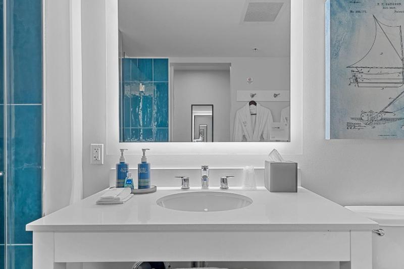 Two Queen Suite with Balcony - Water View image 4