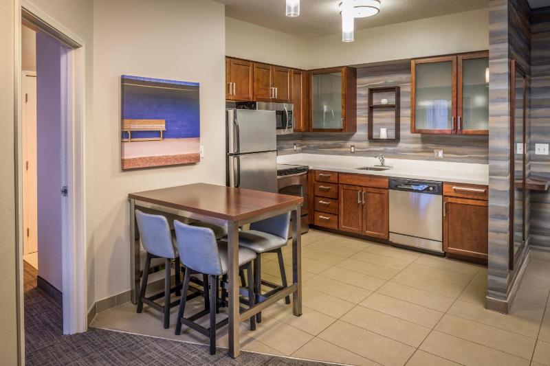 2 Bedroom Suite, Bedroom 1: 1 King, Bedroom 2: 1 King image 4