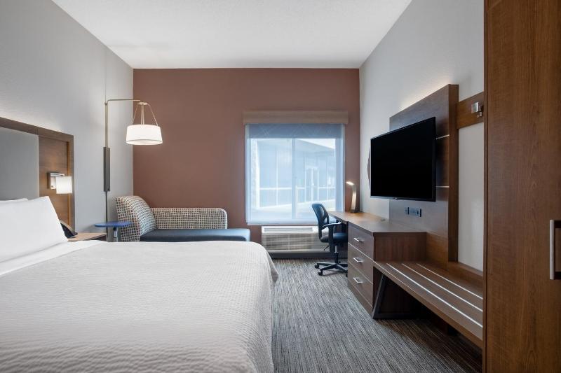 Standard King Room image 2