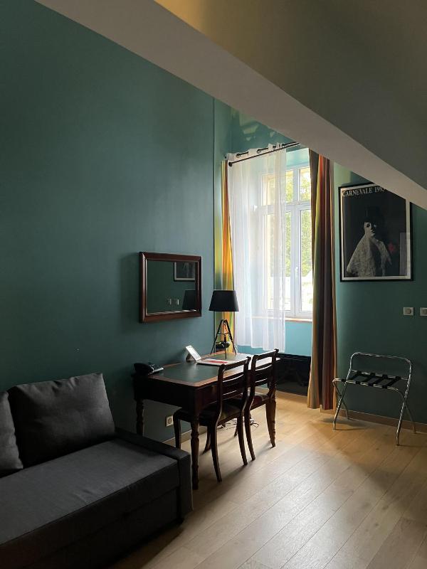 Family Room image 3