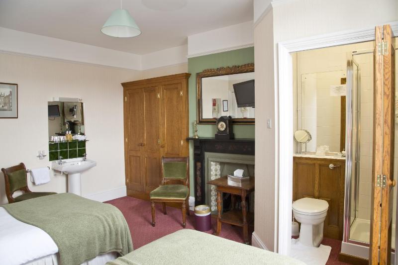 Twin Room image 4