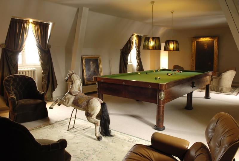 Family Room image 3