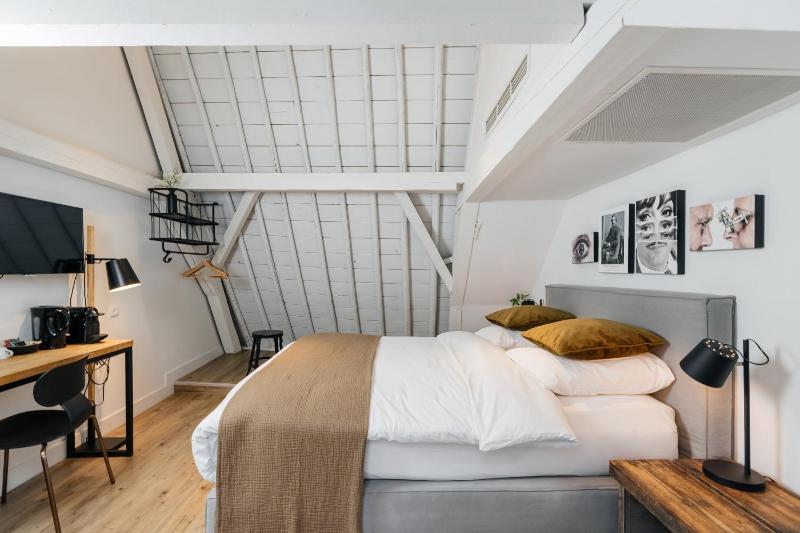 Small Double Room image 4