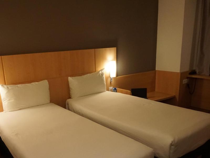 Standard Twin Room image 3