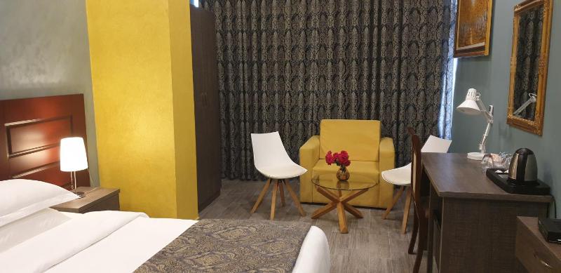 Deluxe King Room image 3