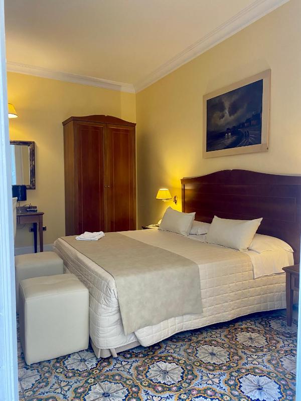 Junior Suite with Balcony image 3