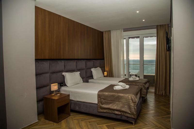 Suite with Sea View image 3