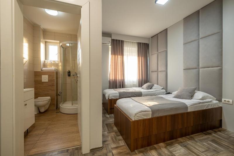 Deluxe Double or Twin Room image 3