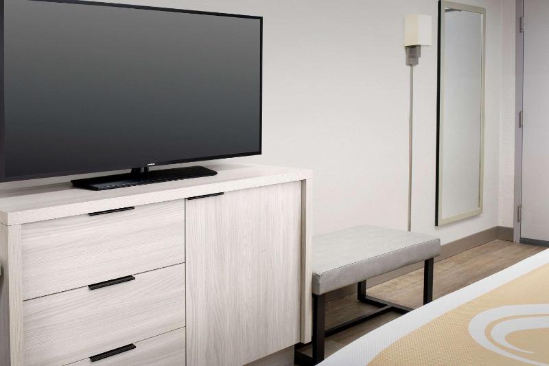 King Room - Accessible/Non-Smoking image 2