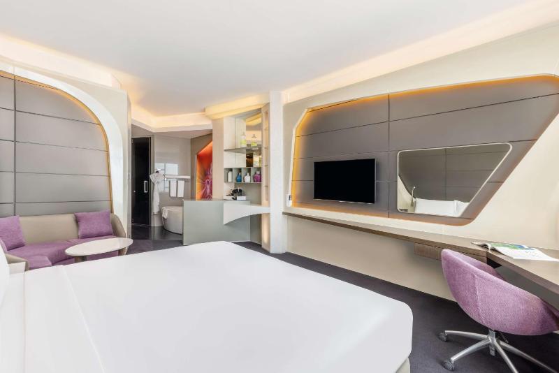 Deluxe King Room image 1