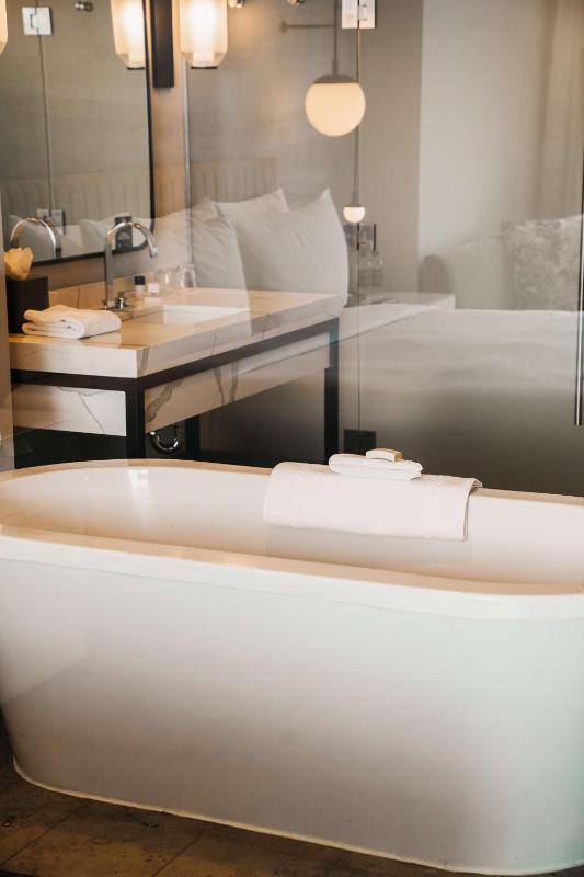 Deluxe King Room image 2