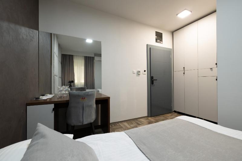 Deluxe Double or Twin Room image 2
