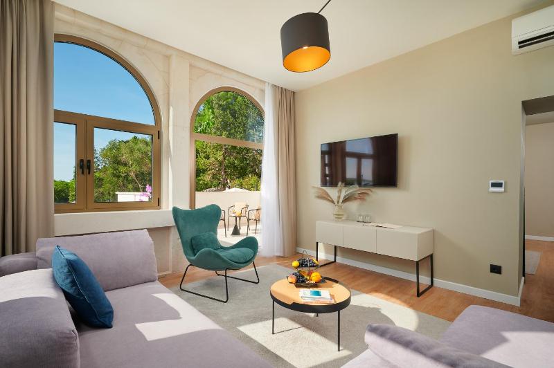 Executive Suite - Sea and Pool View with a Terrace - Ground Floor image 3