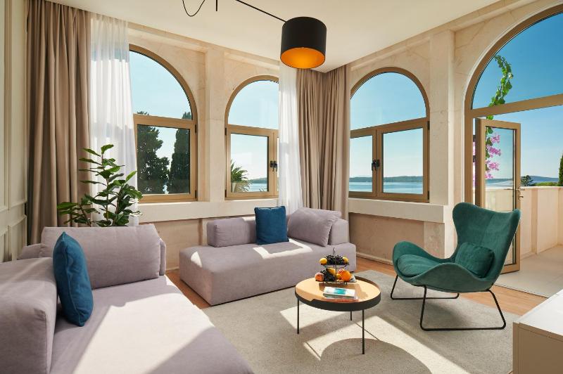 Executive Suite - Sea and Pool View with a Terrace - Ground Floor image 4