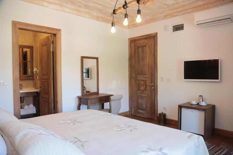 Standard Double Room image 4
