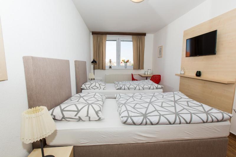Twin Room image 3