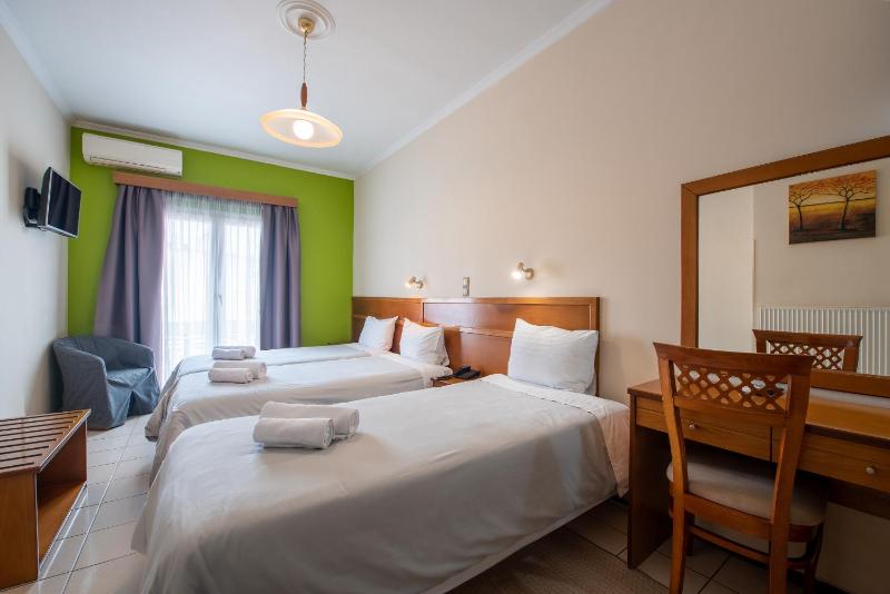 Triple Room with City View image 4