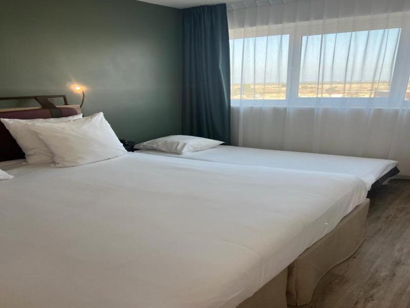 Triple Room (1 Double Bed + 1 Single Bed) image 4