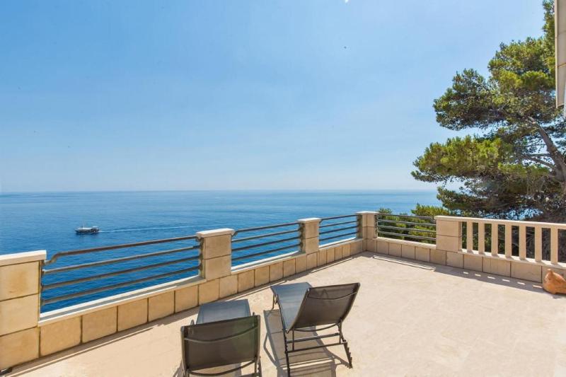 Superior One Bedroom Apartment with Terrace and Sea View image 2