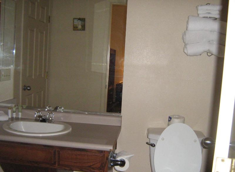 Queen Room with Two Queen Beds image 4