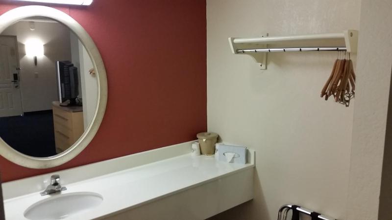 King Room with Mobility/Hearing Impaired Access - Non-Smoking image 2