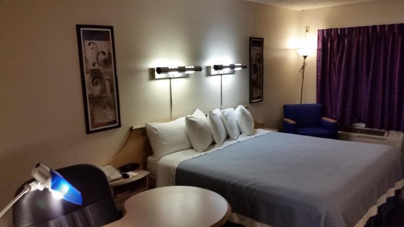 King Room - Non-Smoking image 3