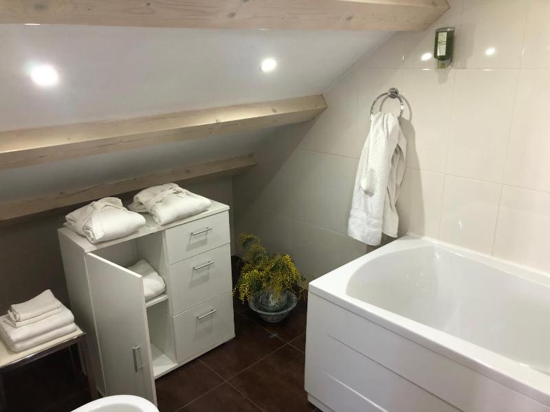 Deluxe Suite with Sea View image 2