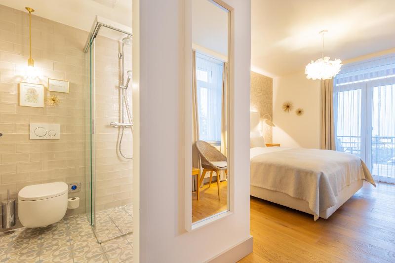 Superior Double Room with Balcony image 3