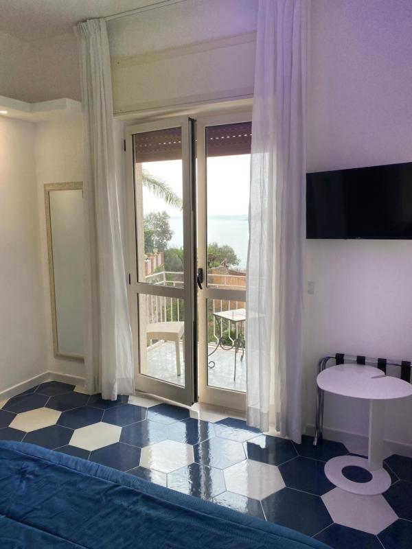 Deluxe Double Room with Sea View image 4