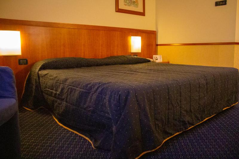 Double or Twin Room image 4