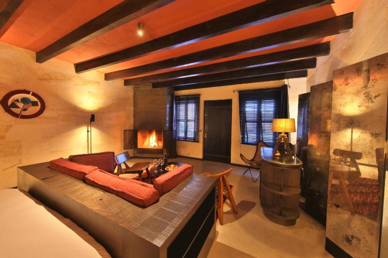 Stone Suite with Cave Bath image 4