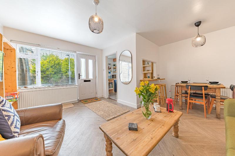 Couples getaway in central Windermere ground floor flat with parking - image 17