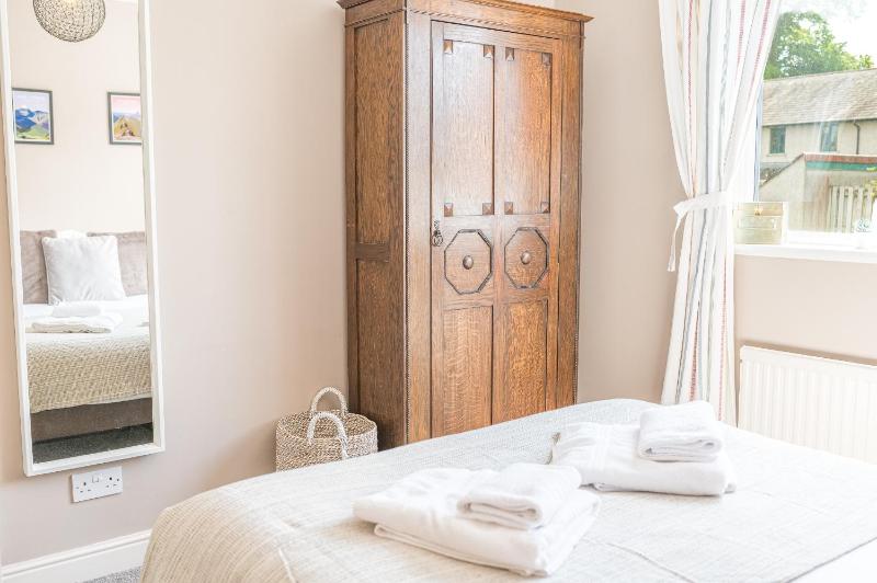 Couples getaway in central Windermere ground floor flat with parking - image 11