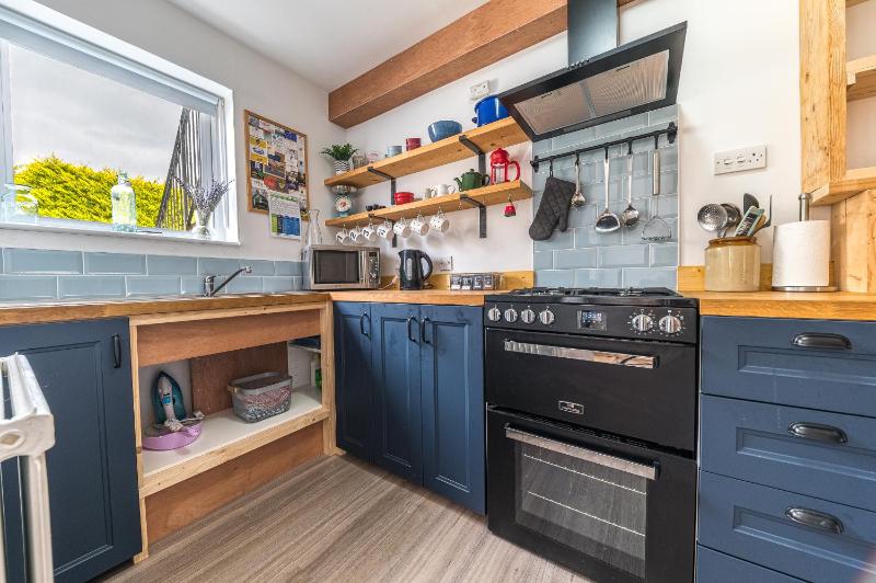 Couples getaway in central Windermere ground floor flat with parking - image 3