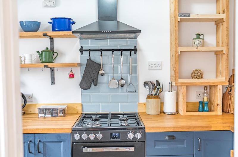 Couples getaway in central Windermere ground floor flat with parking - image 26