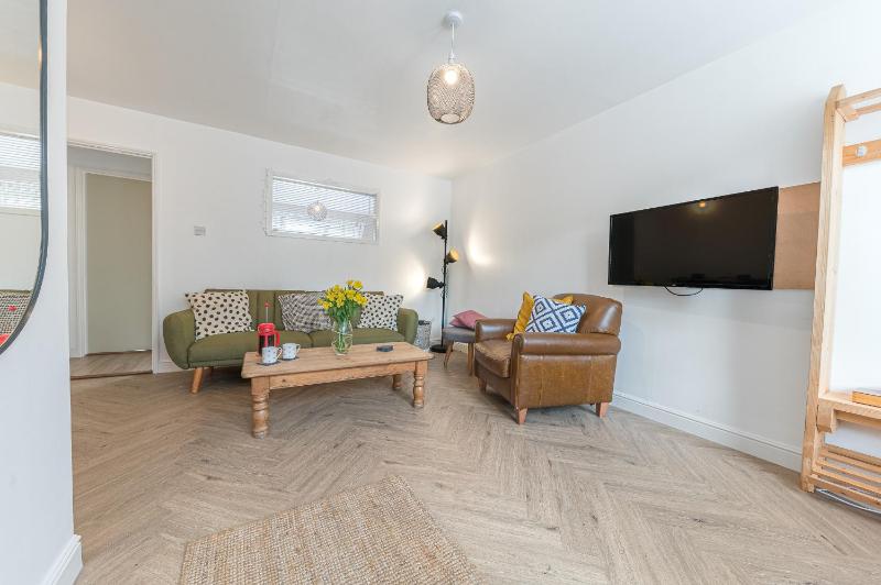 Couples getaway in central Windermere ground floor flat with parking - image 19
