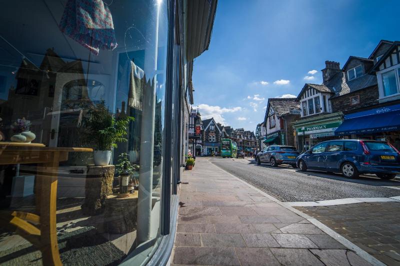 Couples getaway in central Windermere ground floor flat with parking - image 9
