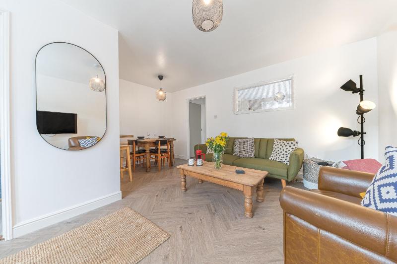 Couples getaway in central Windermere ground floor flat with parking - image 29