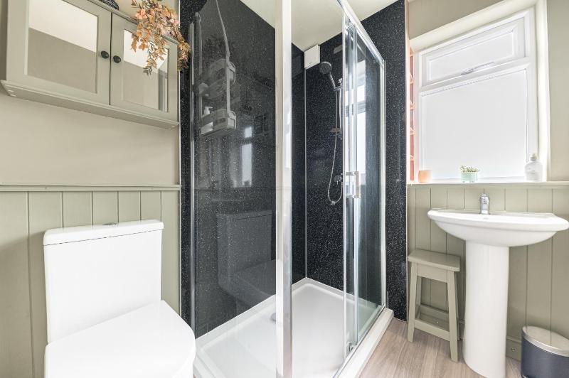 Couples getaway in central Windermere ground floor flat with parking - image 16