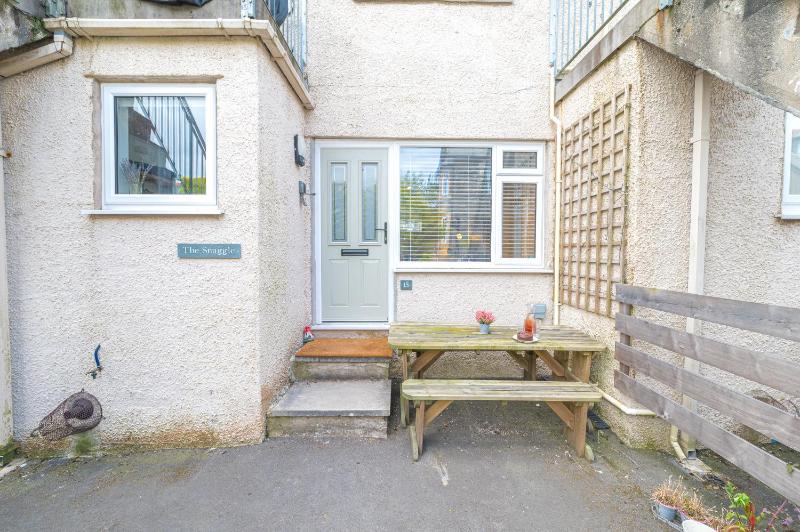 Couples getaway in central Windermere ground floor flat with parking - image 1