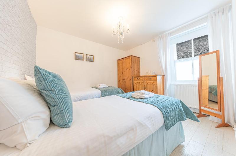 Enjoy relaxing family breaks in this central Ambleside apartment with parking - image 18