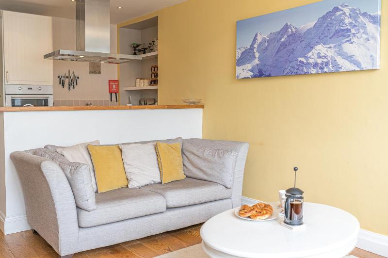 Enjoy relaxing family breaks in this central Ambleside apartment with parking - image 9