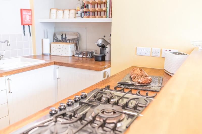 Enjoy relaxing family breaks in this central Ambleside apartment with parking - image 15