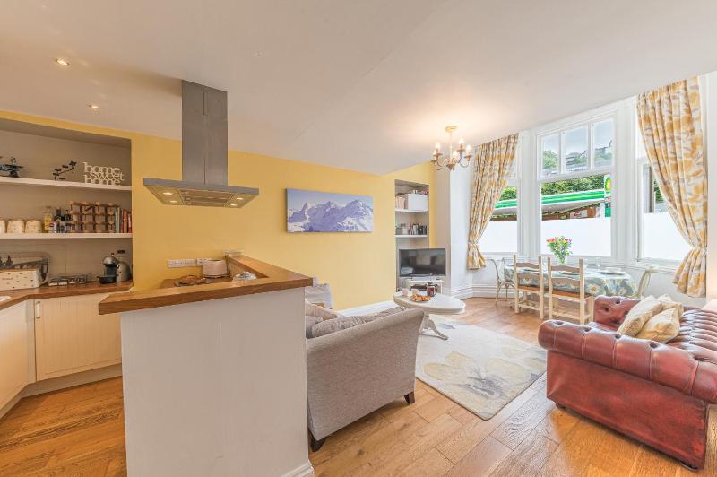Enjoy relaxing family breaks in this central Ambleside apartment with parking - image 14