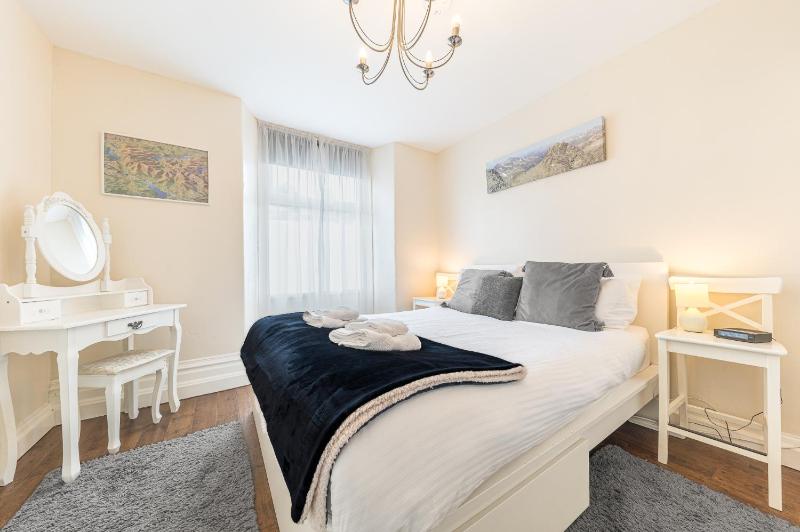 Enjoy relaxing family breaks in this central Ambleside apartment with parking - image 20