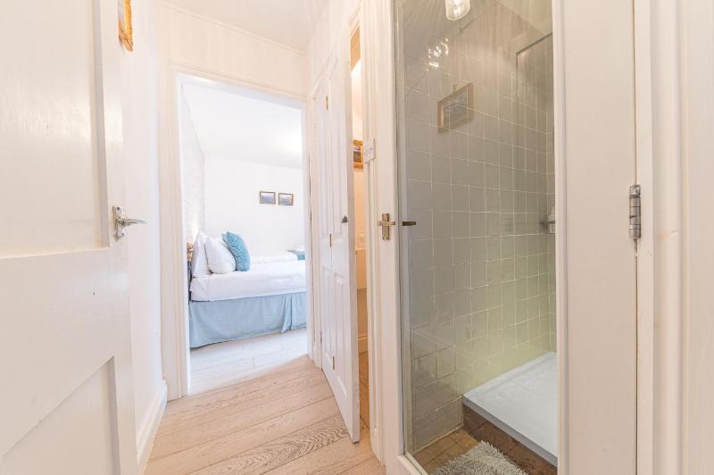Enjoy relaxing family breaks in this central Ambleside apartment with parking - image 13
