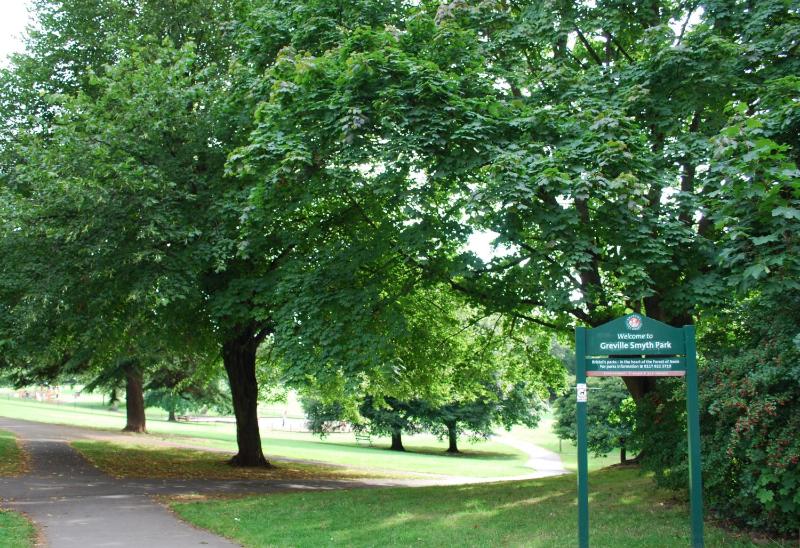 Large Triple Room with Shared Bathroom image 3