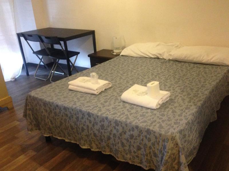 Basic Double Room image 4