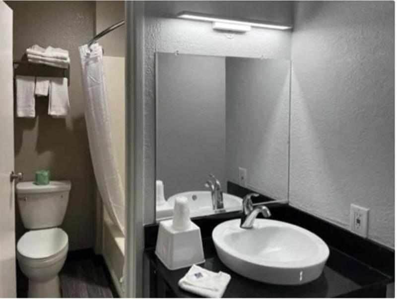 Deluxe Queen Room with Two Queen Beds - Non-Smoking image 2