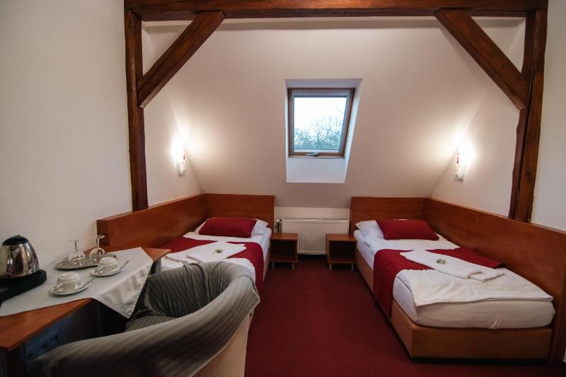 Standard Twin Room image 1